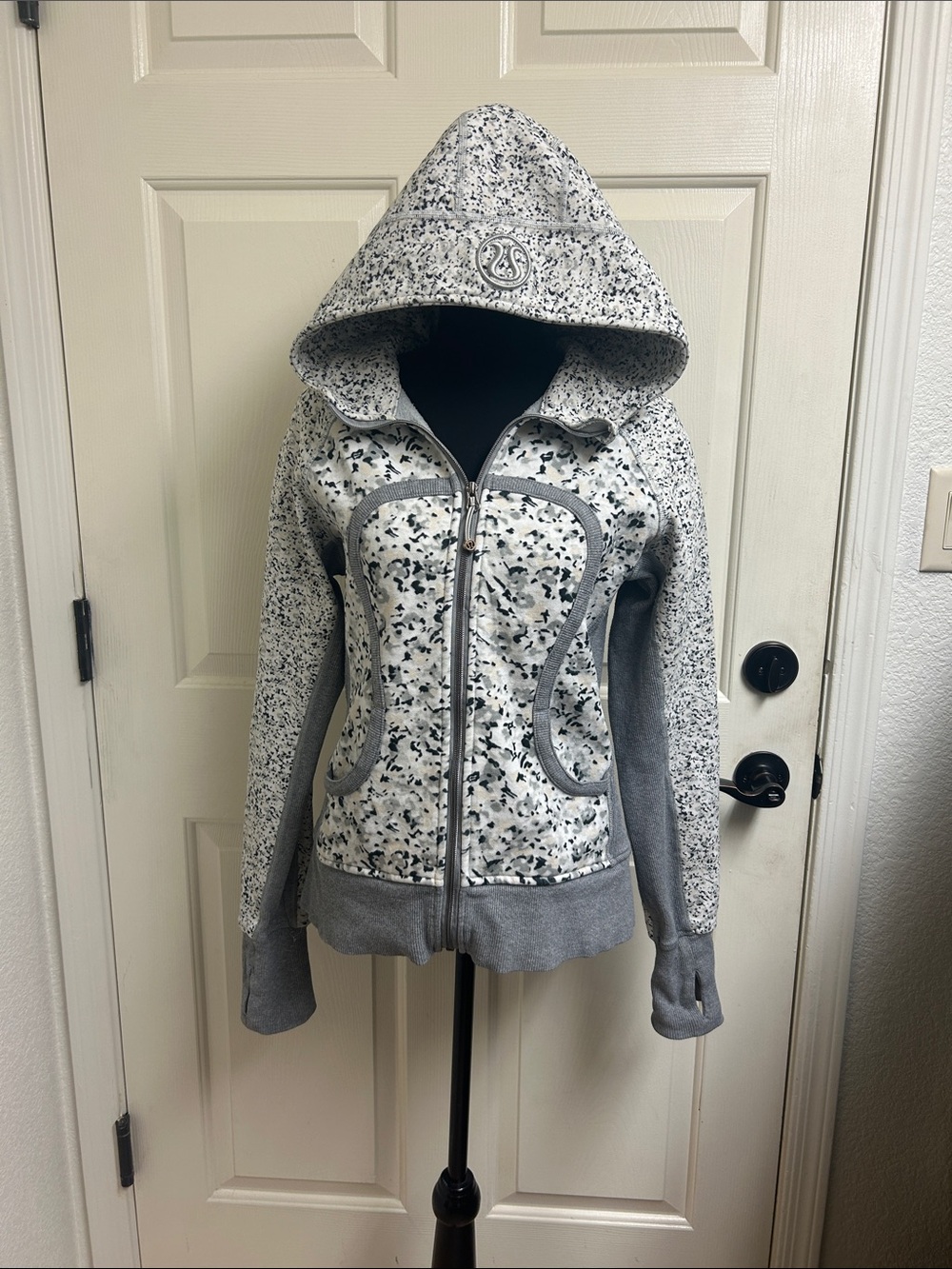 Lululemon Scuba Hoodie II in Not So Petite Fleur Silver Spoon / Heathered, Med - Picture 1 of 10